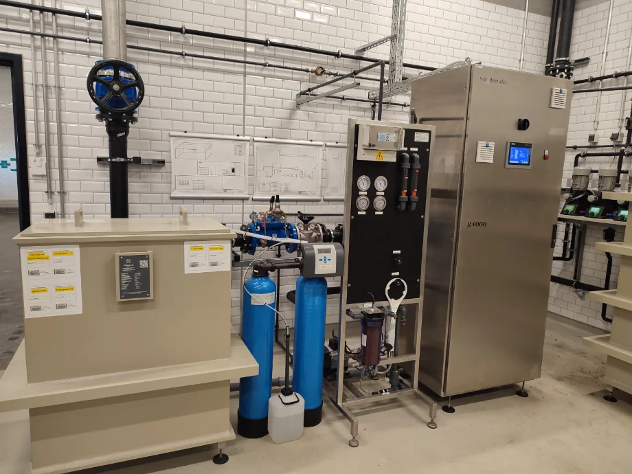 Voigtlaender g4000: on-site generation of AnoFluid with brine tank, filter vessels and control panel